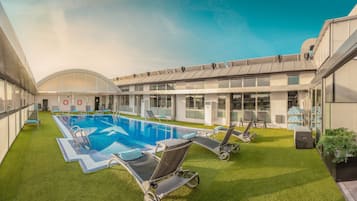 Una piscina al aire libre