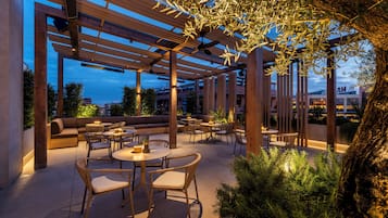 Der serveres frokost og aftensmad