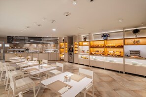 朝食 (ビュッフェ)、毎日提供 (有料)