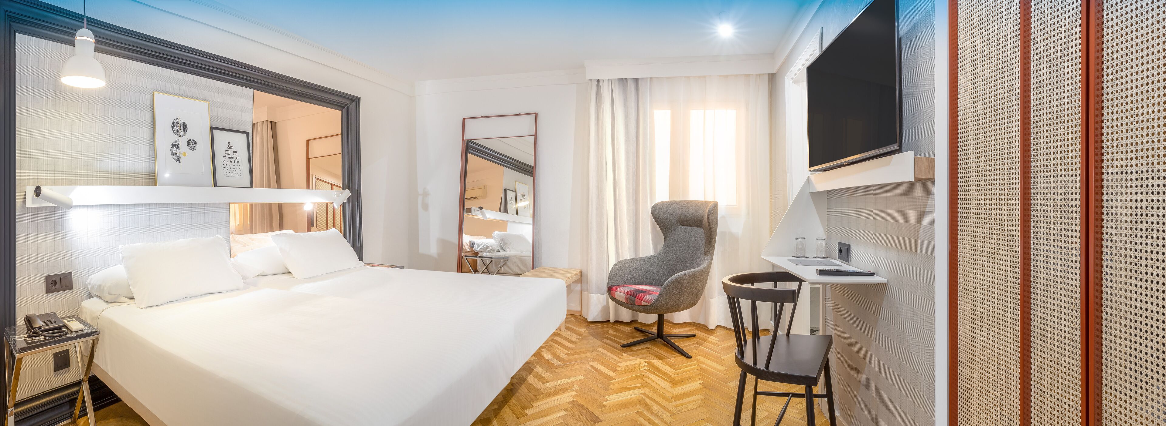 Een minibar, een kluis op de kamer, een bureau, gratis wifi