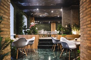 供应早餐、午餐和晚餐，地中海菜