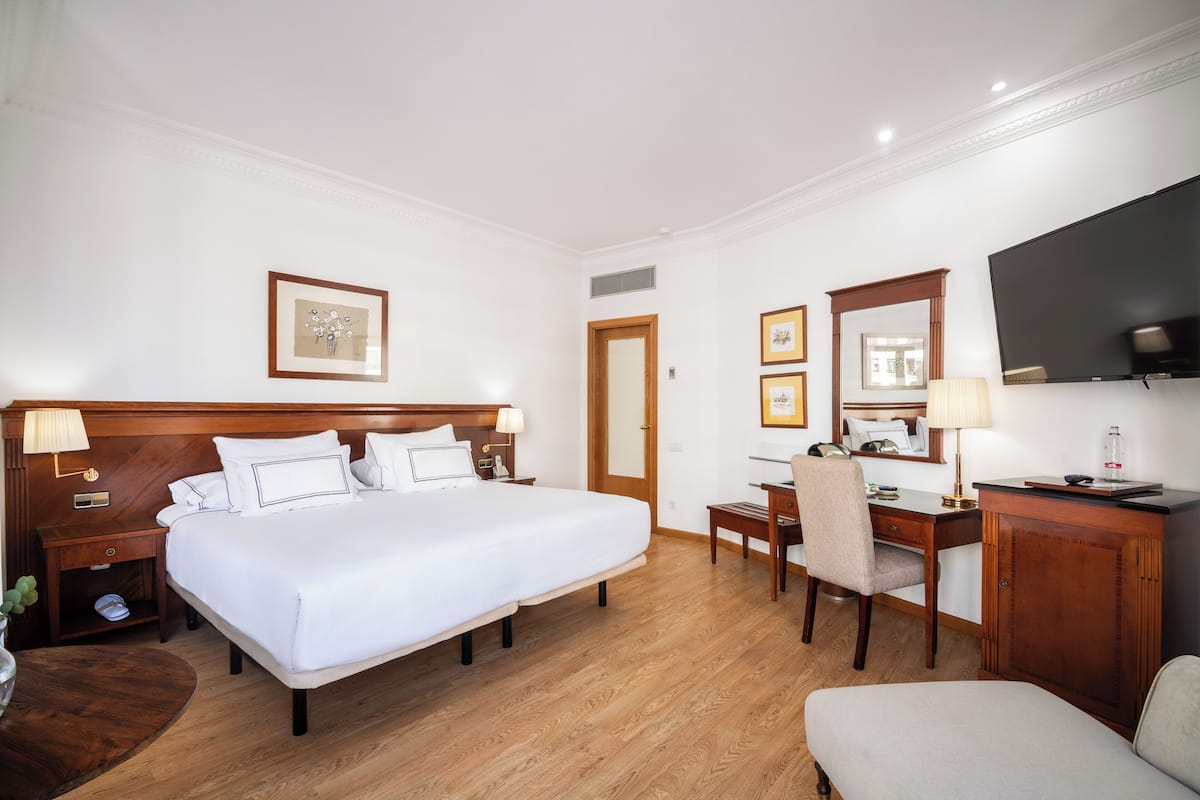 Chambre Supérieure | Couette en duvet d'oie, minibar, coffres-forts dans les chambres, bureau