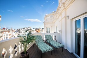 Melia Room, Quarto clássico, terraço | Edredons de pluma, frigobar, cofres nos quartos, escrivaninha