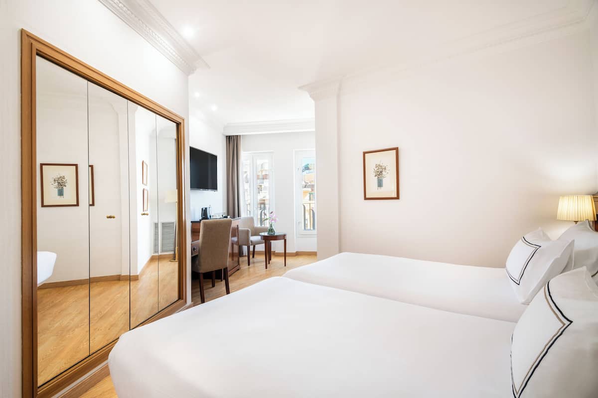 Chambre Classique (Plaza Views) | Couette en duvet d'oie, minibar, coffres-forts dans les chambres, bureau