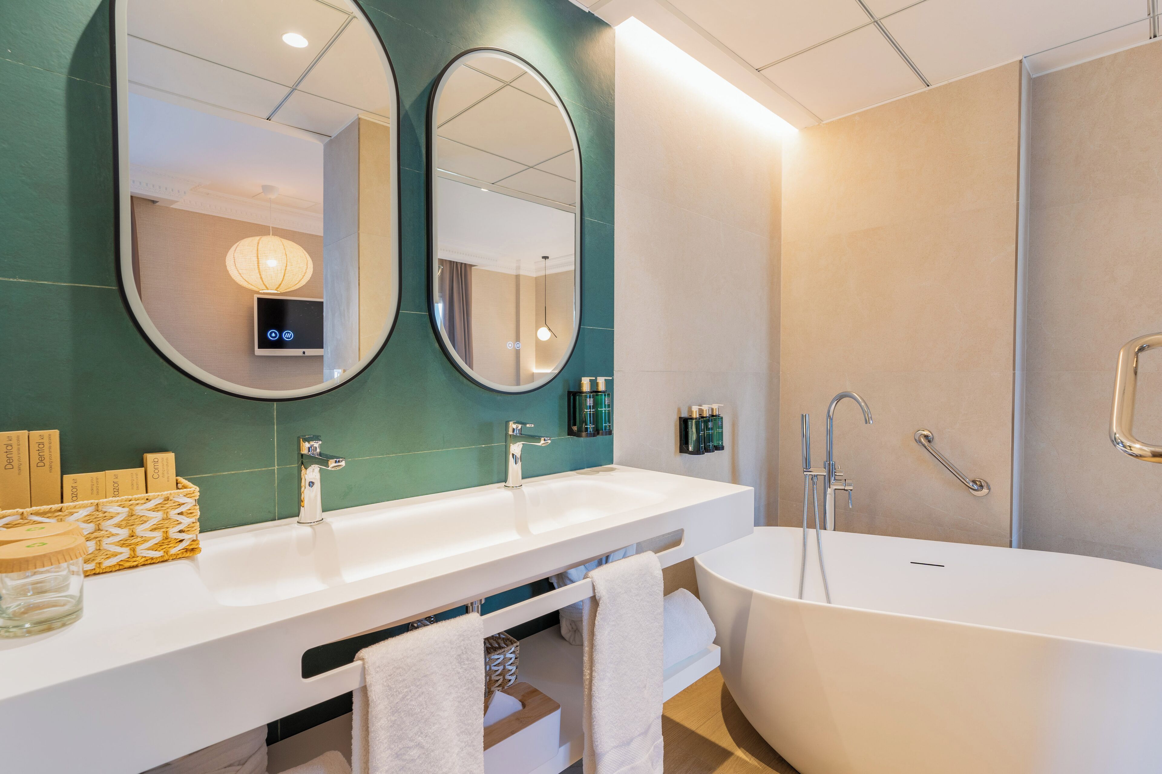 junior suite (executive) | bathroom | hair dryer, towels, soap, shampoo