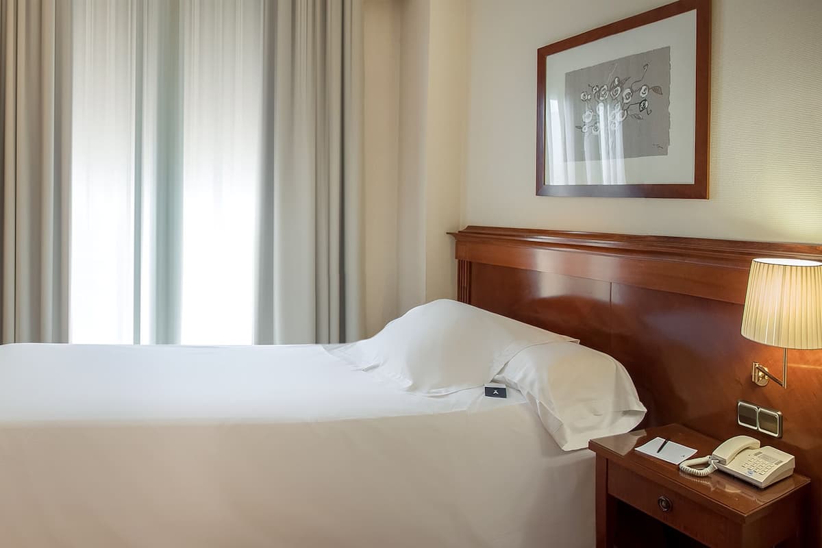 Chambre Simple Classique | Couette en duvet d'oie, minibar, coffres-forts dans les chambres, bureau