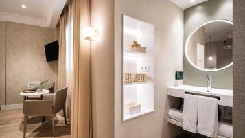 Premium Room | Bathroom | Hair dryer, towels, soap, shampoo