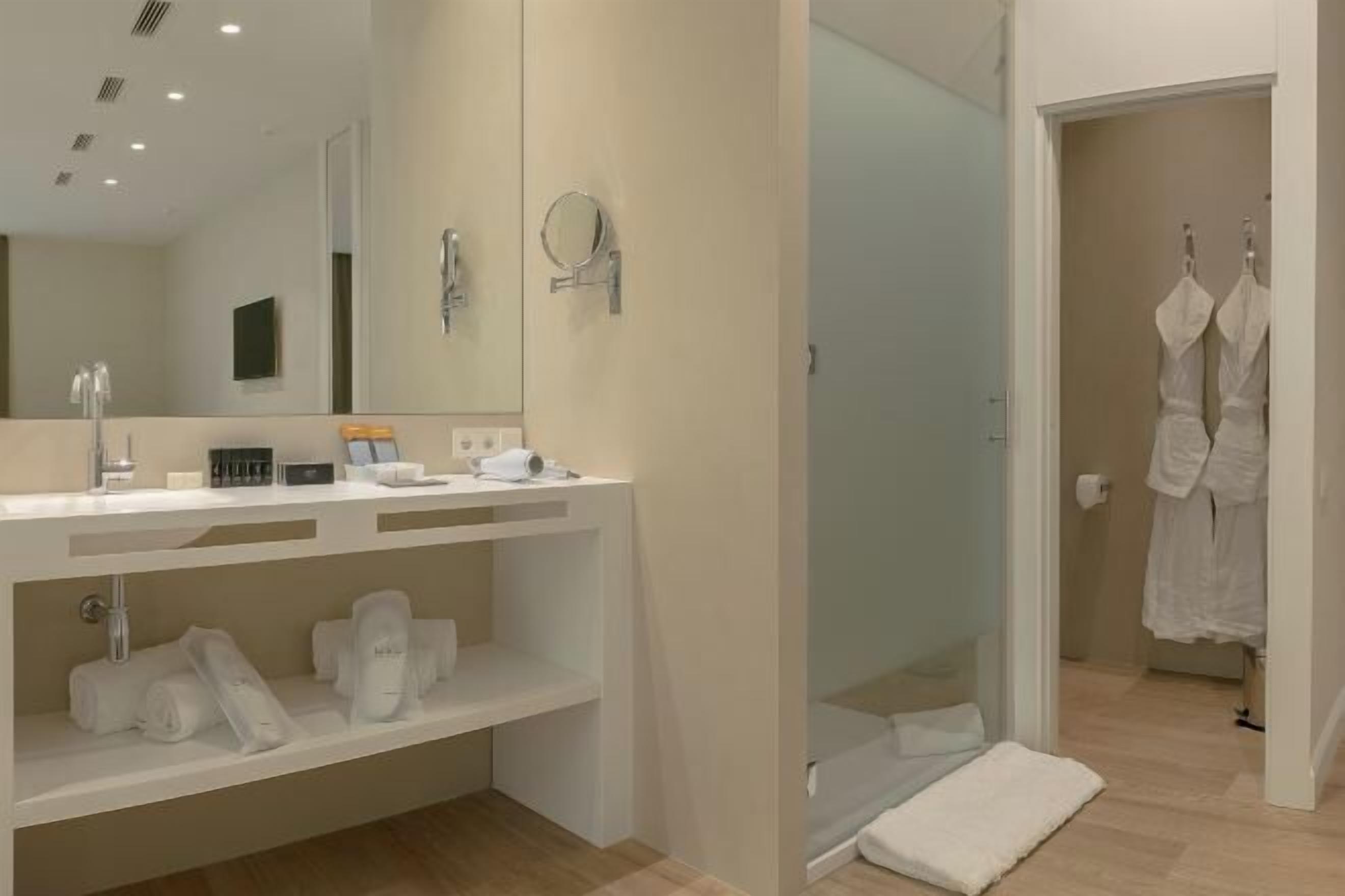 Bathroom | Hair dryer, towels, soap, shampoo