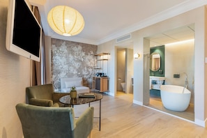 Junior Suite (Executive) | Down duvets, minibar, in-room safe, desk - Melia Plaza Valencia (Valencia)