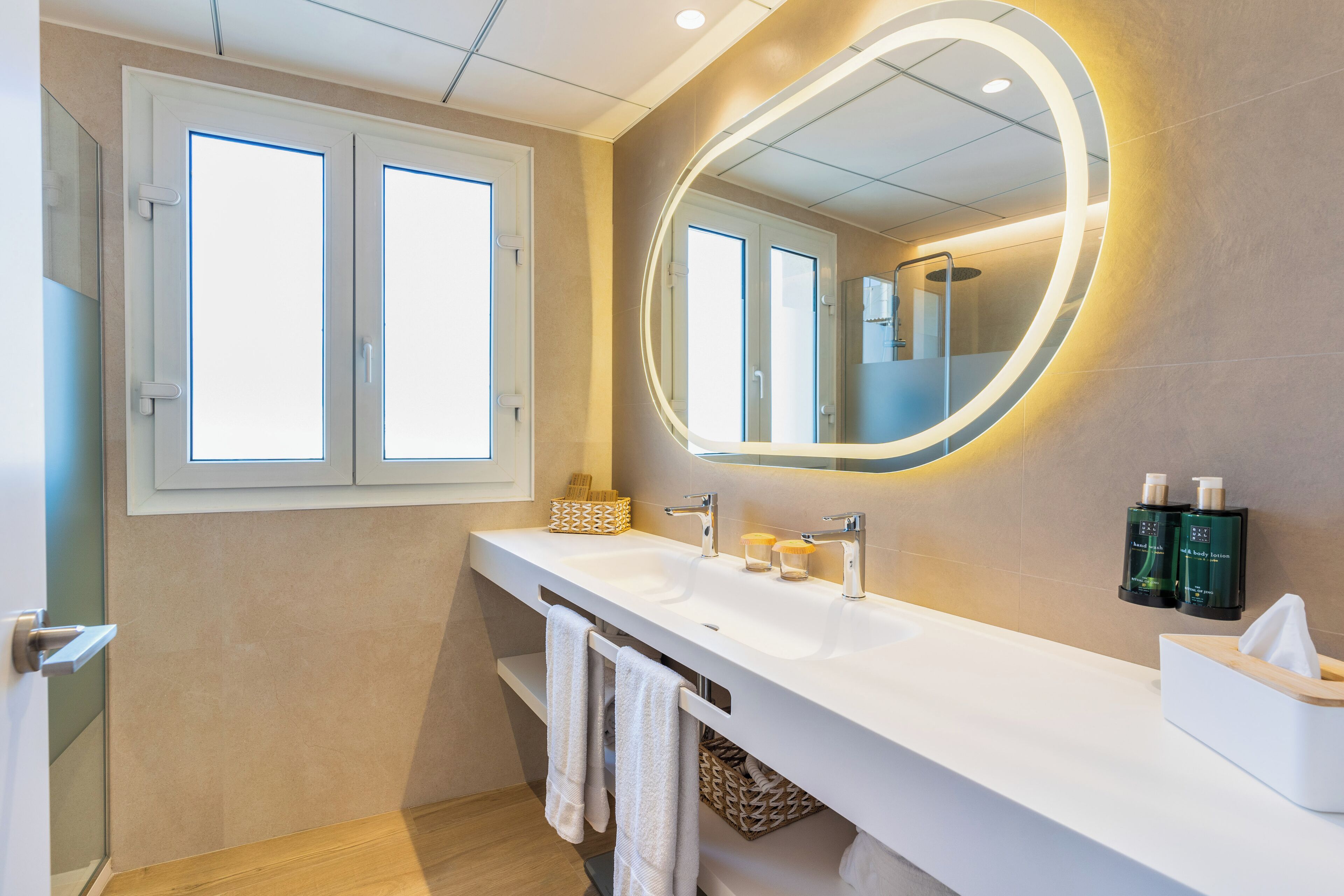 junior suite (executive) | bathroom | hair dryer, towels, soap, shampoo