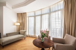 Habitación superior | Edredón, minibar, caja de seguridad en la habitación y escritorio 
