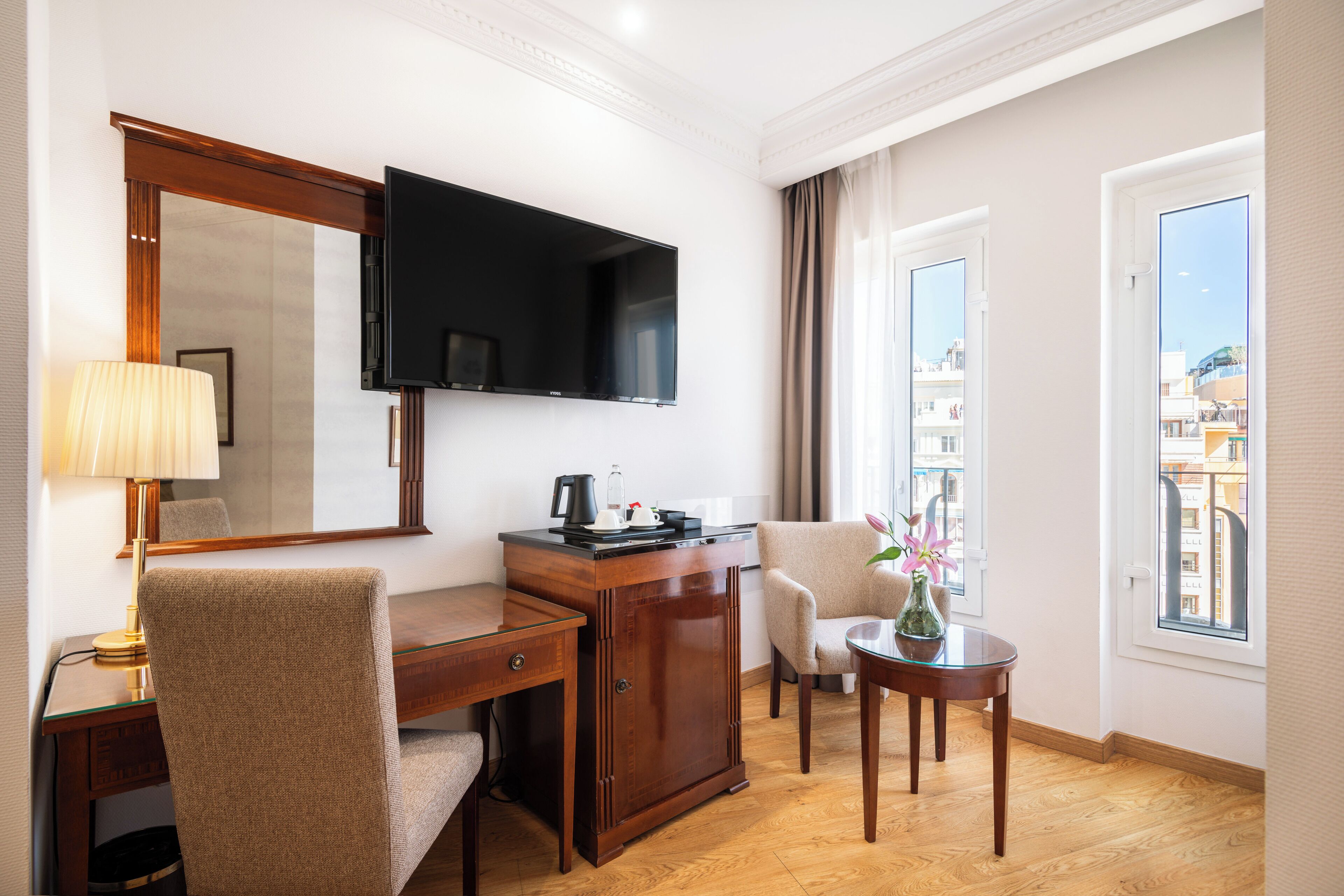 classic room (plaza views) | down duvets, minibar, in-room safe, desk