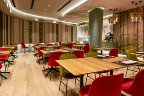 每日付費供應吃到飽自助式早餐
