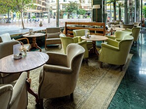 Bar (trong khuôn viên)