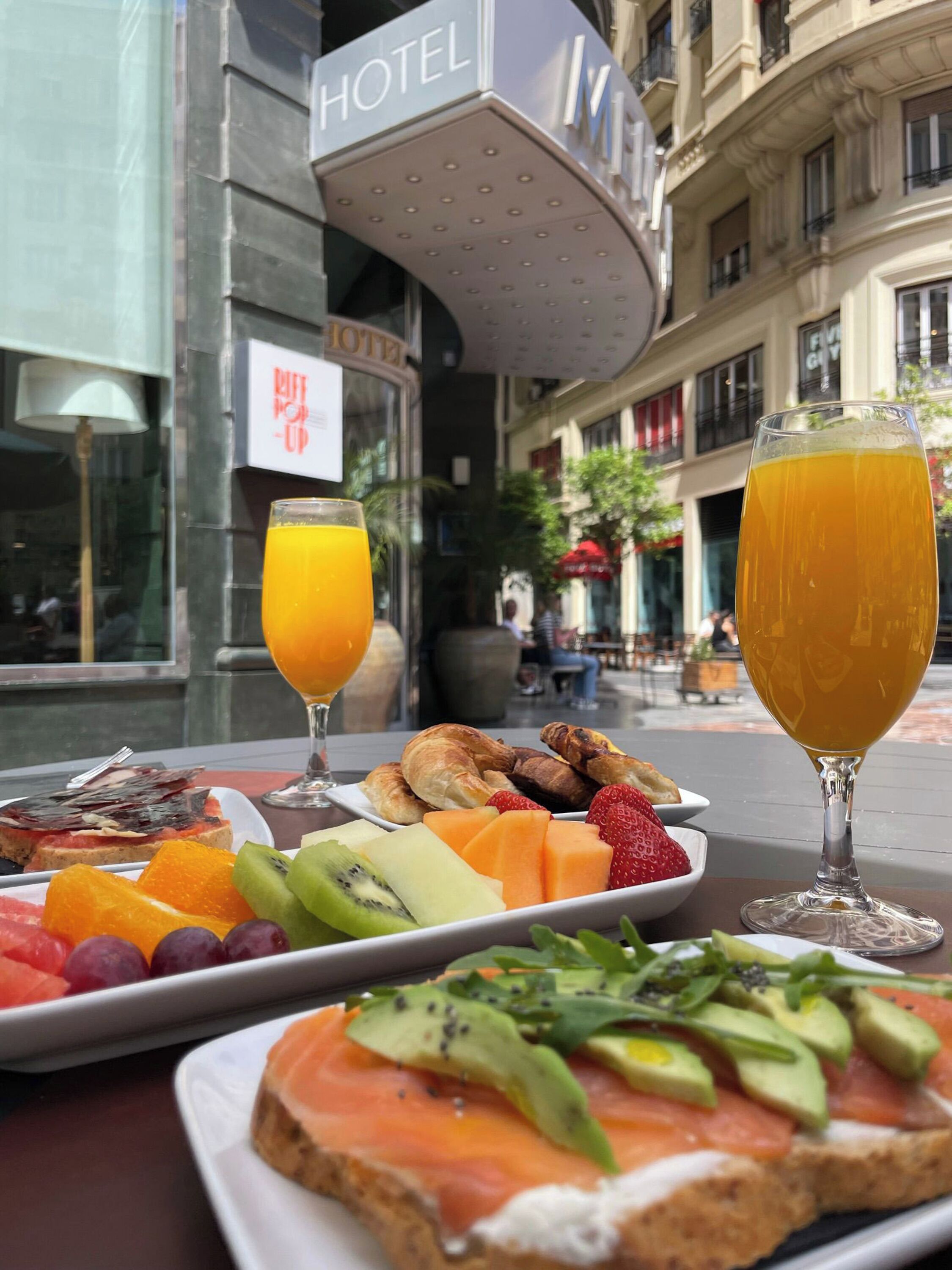 lunch and dinner served, italian cuisine