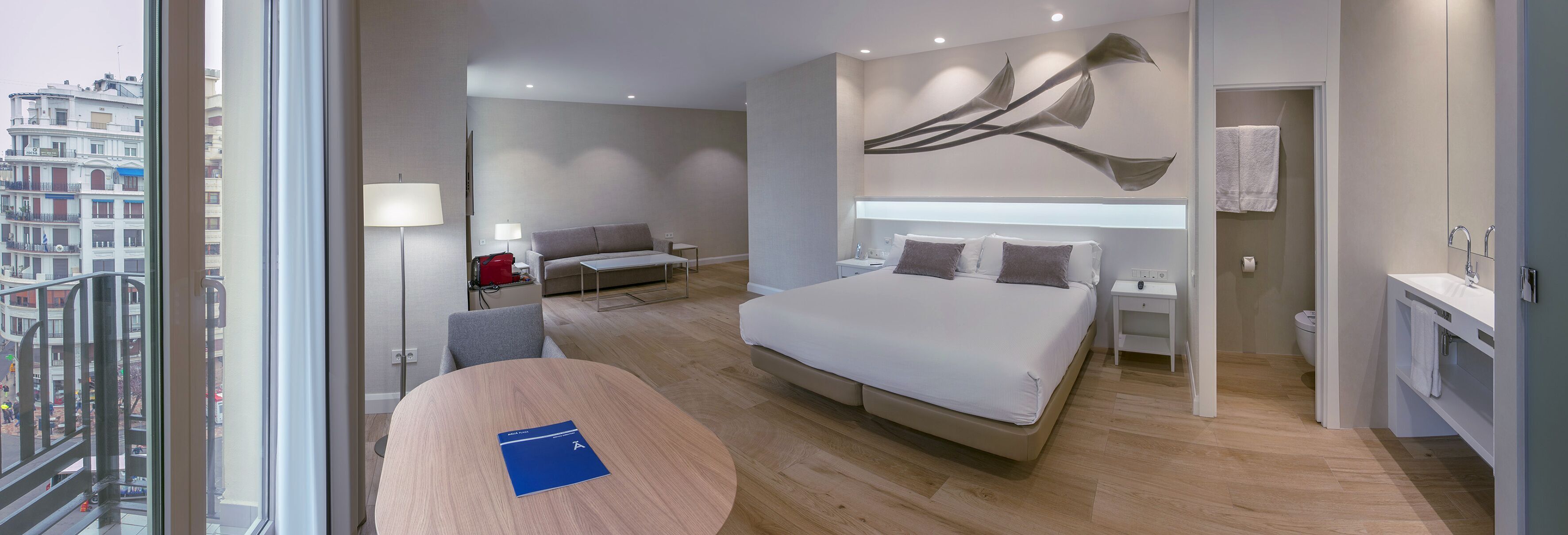 Selimut bulu angsa, minibar, brankas, dan meja kerja