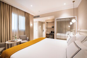 Habitación Premium | Edredón, minibar, caja de seguridad en la habitación y escritorio 