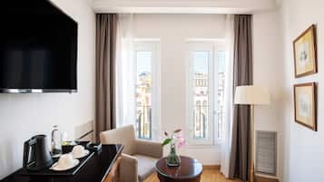 Chambre Classique (Plaza Views) | Couette en duvet d'oie, minibar, coffres-forts dans les chambres, bureau