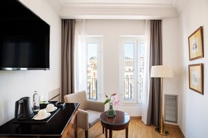 Classic Room (Plaza Views) | Down comforters, minibar, in-room safe, desk