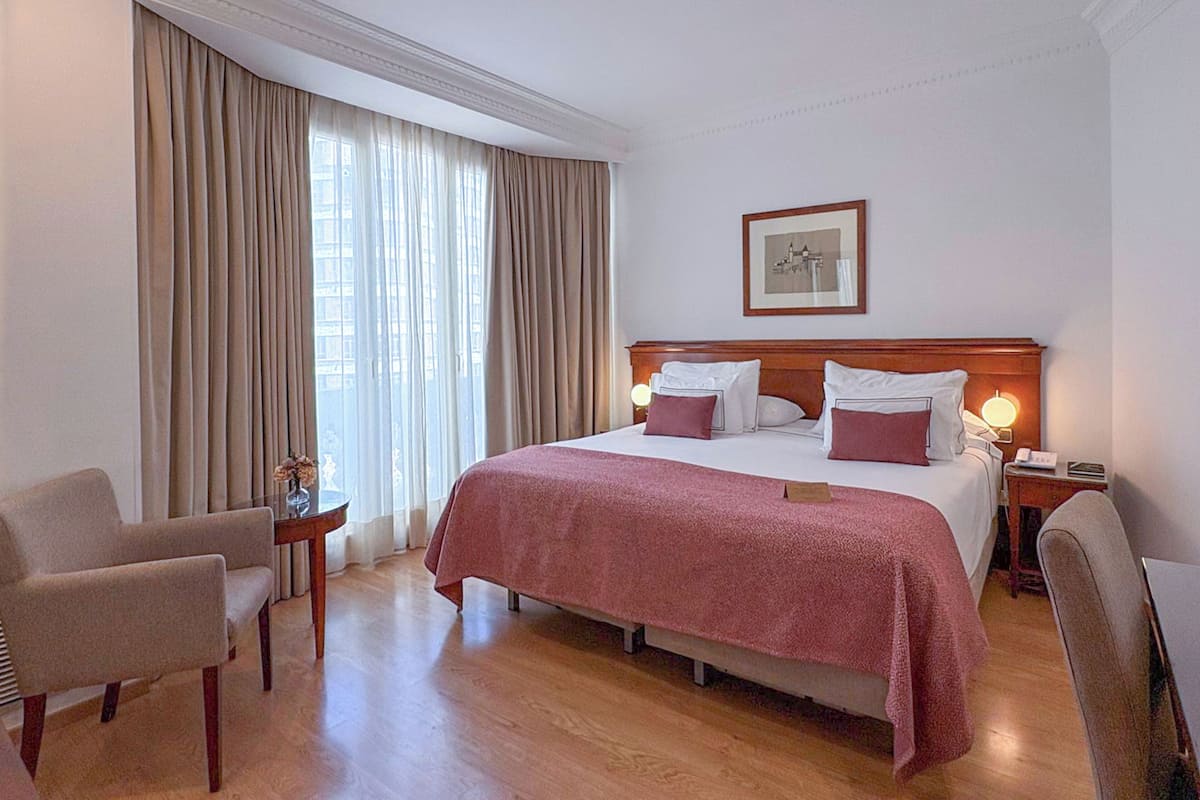 Melia Room, Habitación clásica | Edredón, minibar, caja de seguridad en la habitación y escritorio