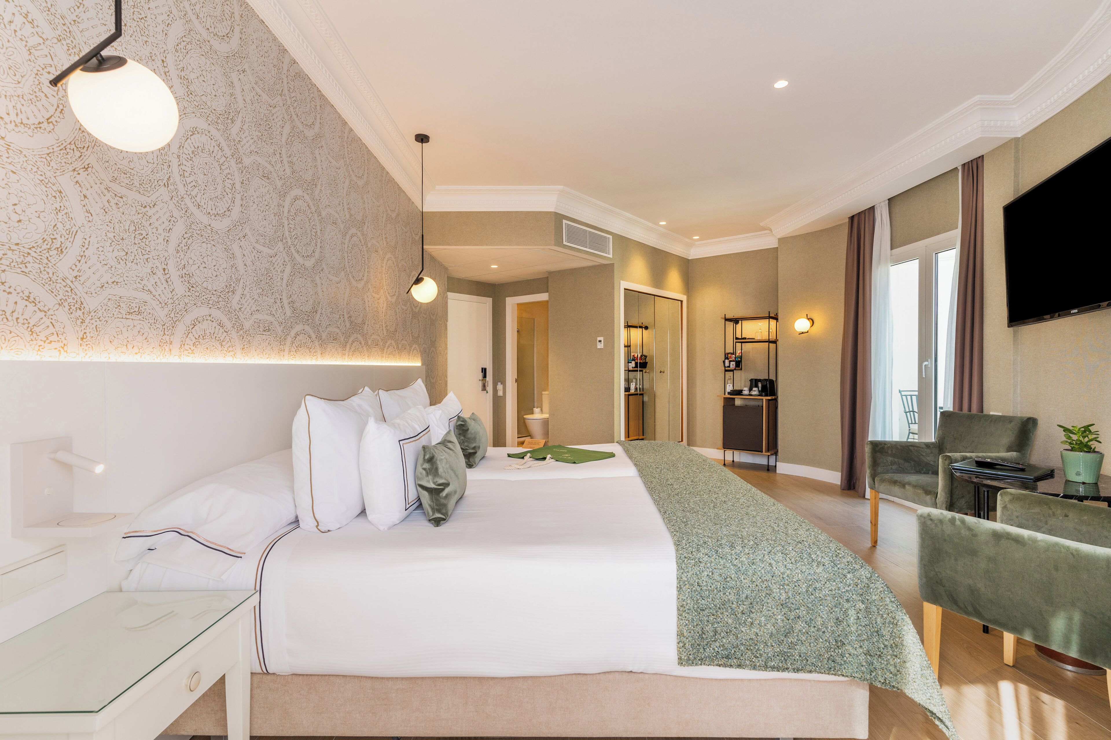 Phòng Grand (Premium Plaza Views) | Chăn bông, minibar, két bảo mật tại phòng, bàn 