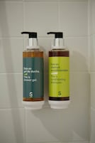 Doccia, asciugacapelli, asciugamani, sapone