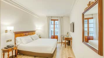 Classic Double Room | Minibar, in-room safe, desk, soundproofing