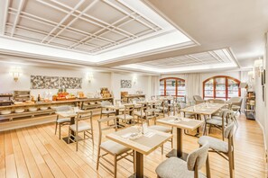 Petit déjeuner buffet (11.50 EUR par personne)