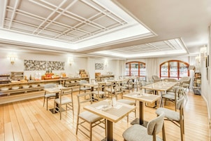 Café da manhã com buffet todos os dias mediante uma taxa