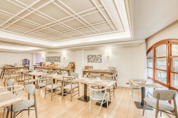 Daily buffet breakfast (EUR 11.50 per person)