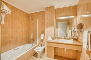 Un baño moderno con bañera, inodoro y lavamanos.