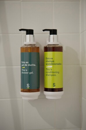 Douche, sèche-cheveux, serviettes fournies, savon