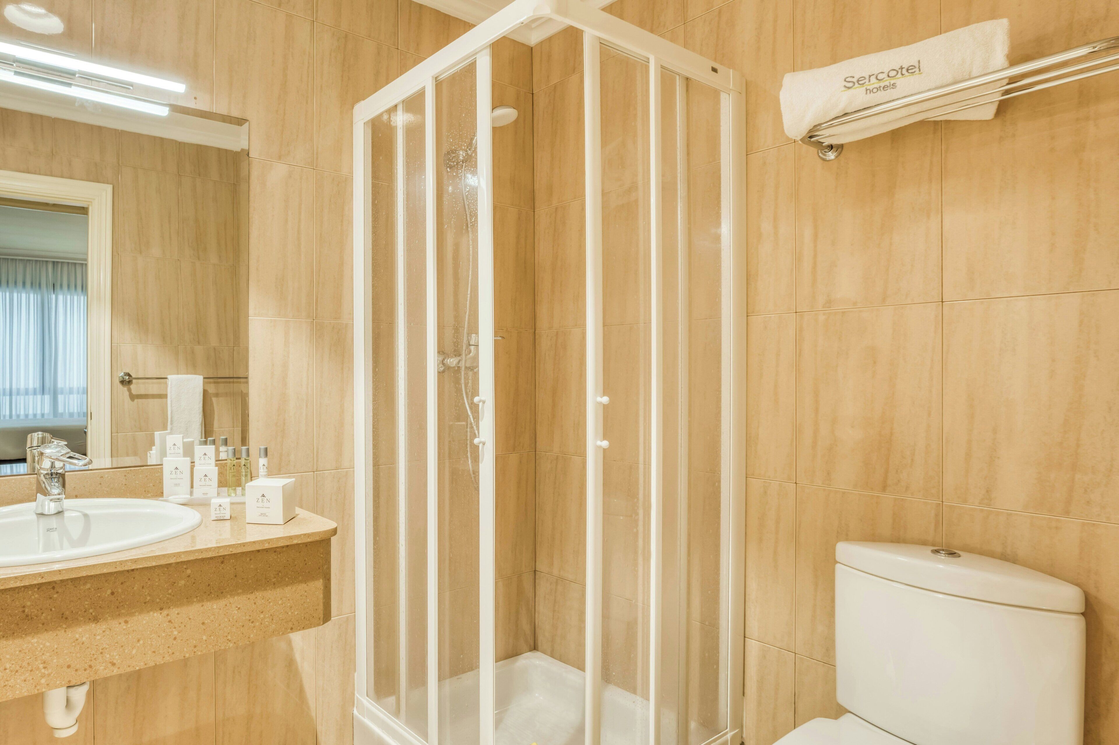 Habitación básica doble | Minibar, caja fuerte, escritorio y sistema de insonorización