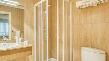 Habitación básica doble | Minibar, caja fuerte, escritorio y sistema de insonorización