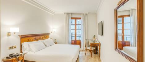 Quarto casal clássico | Frigobar, cofres nos quartos, escrivaninha, quartos à prova de som