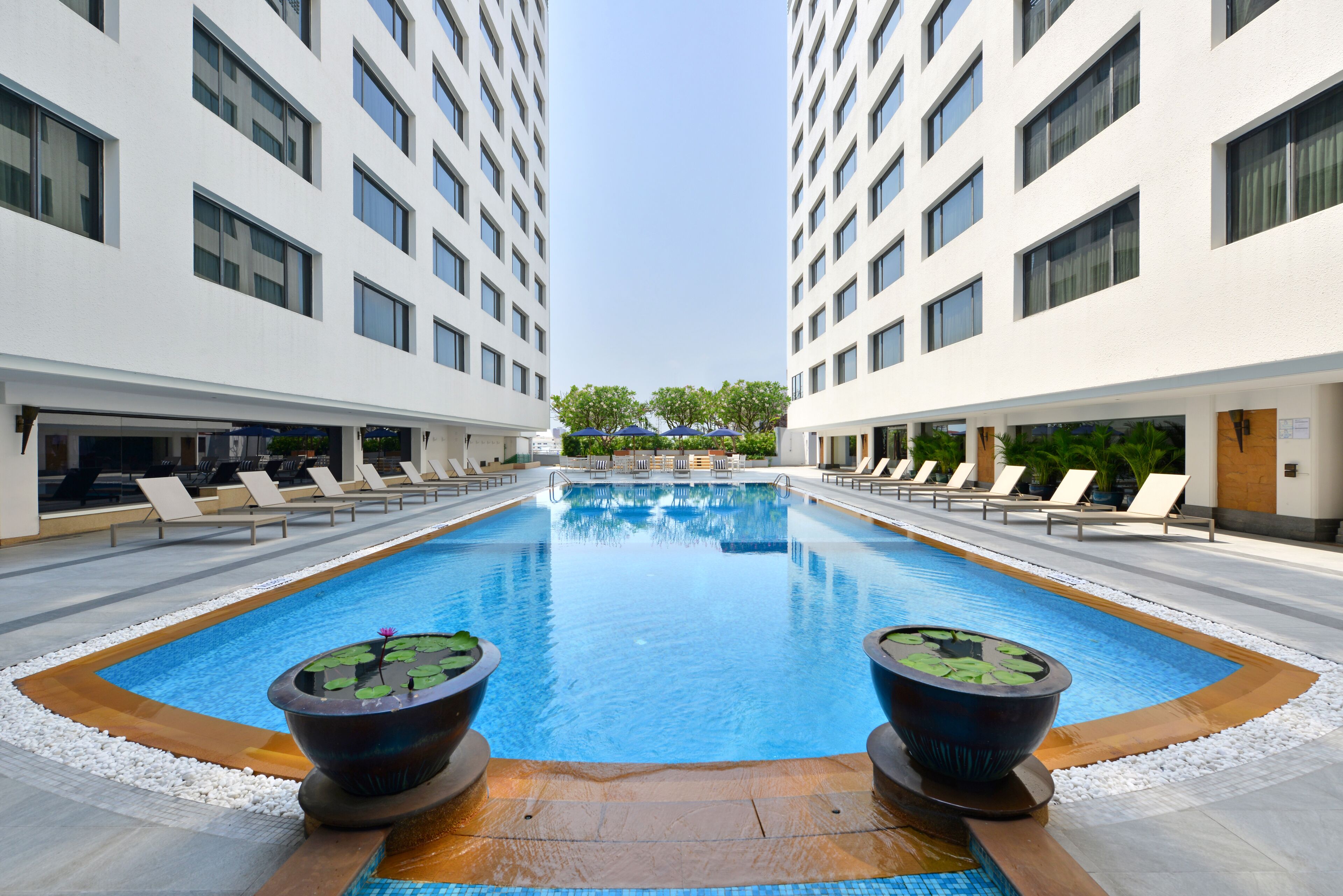 Utendørsbasseng og solsenger