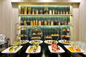 4 restaurants, breakfast, lunch, dinner served; international cuisine - Twin Towers Hotel (Bangkok)