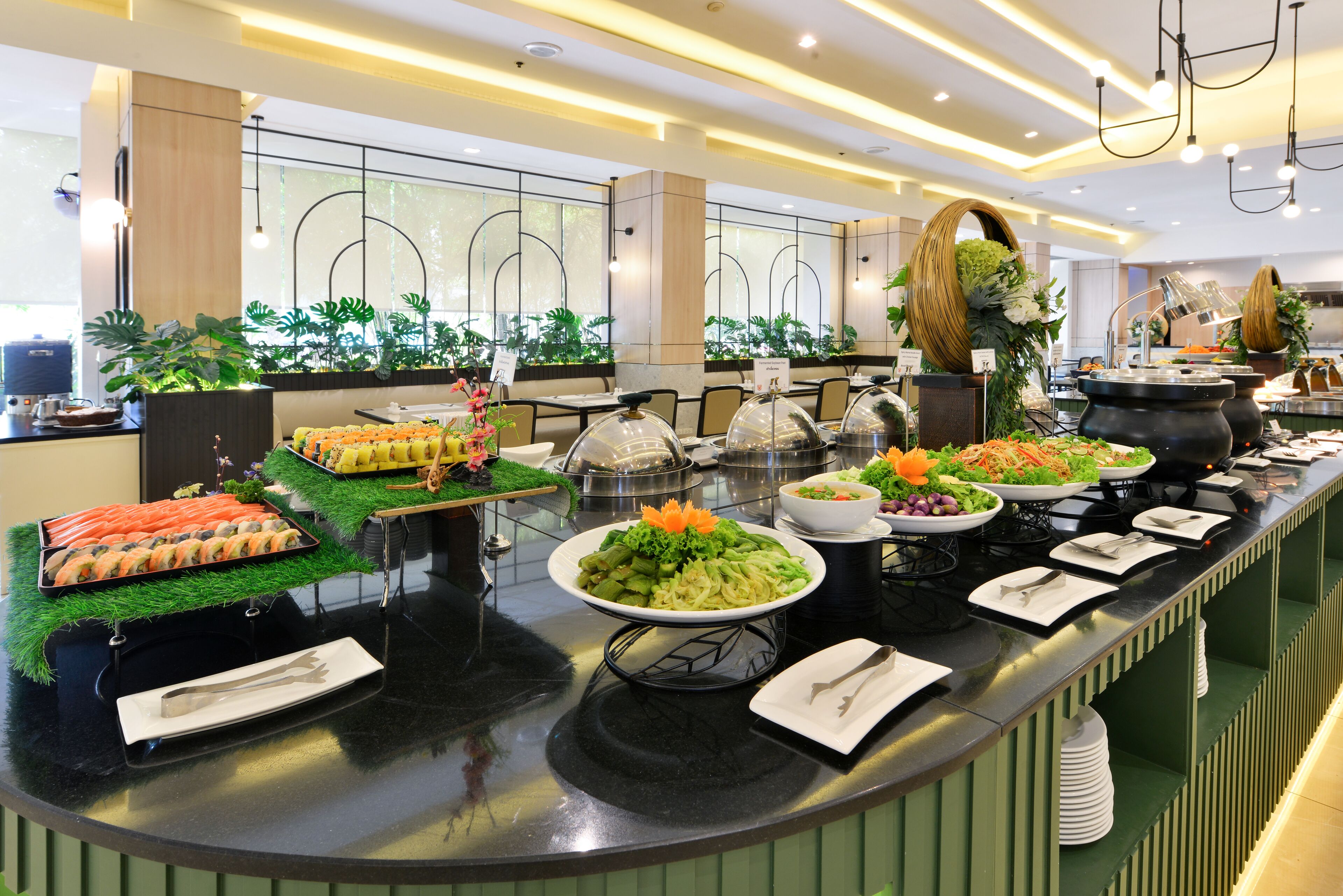 Un buffet proposant une variété de plats et un décor intérieur moderne.