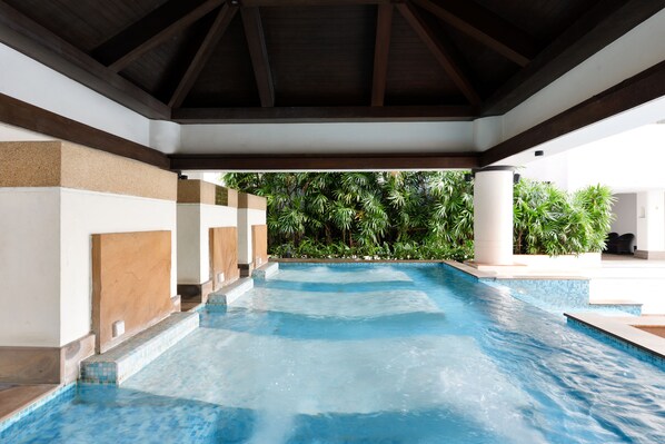 Una piscina al aire libre, tumbonas