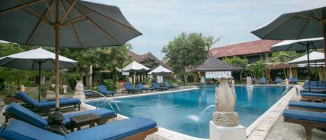 Piscine extérieure, parasols de plage, chaises longues