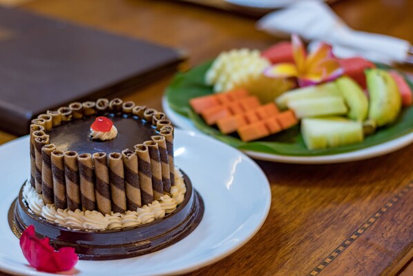 Un pastel de chocolate con diseño de chocolate sobre un plato blanco.