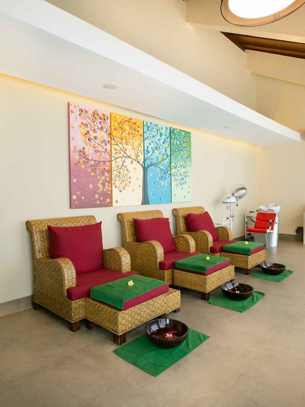 Couples treatment rooms, hot tub, body treatments, mud baths