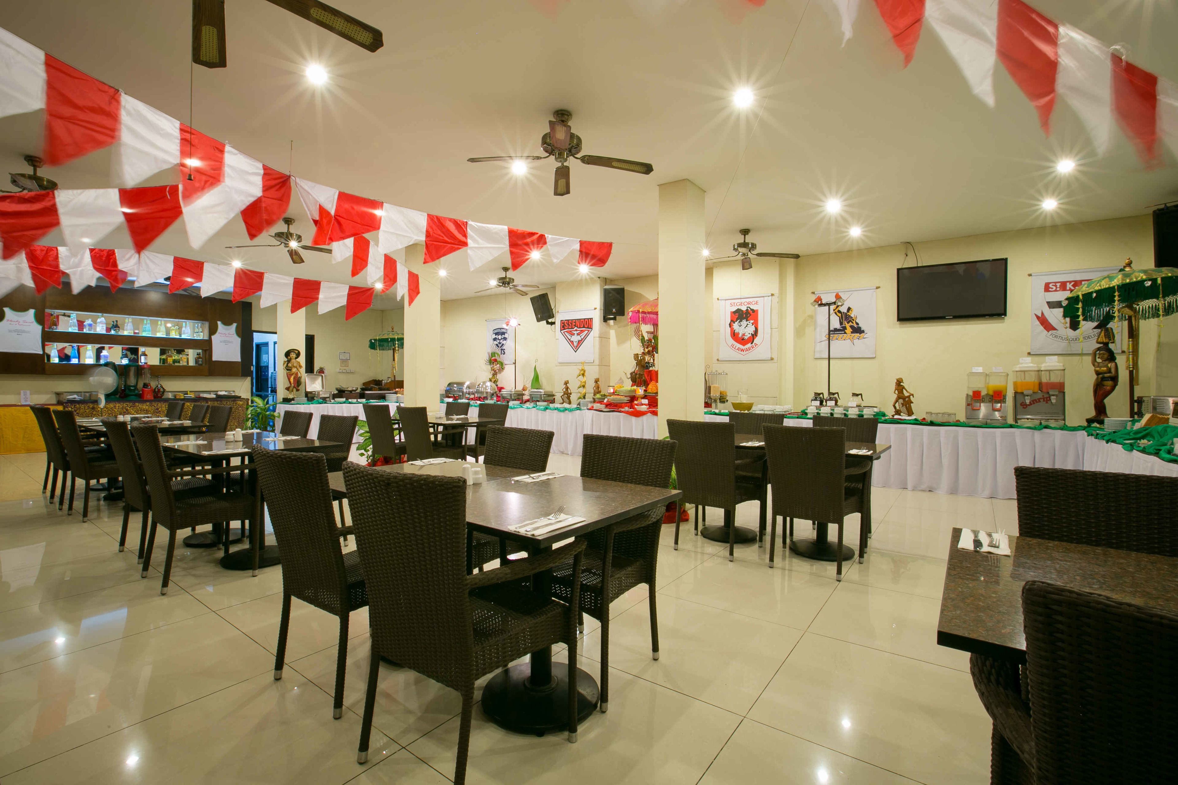 Se sirven desayunos, almuerzos y cenas; cocina internacional