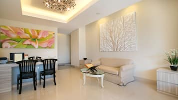 Couples treatment rooms, hot tub, body treatments, mud baths