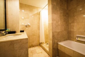 Kostenlose Toilettenartikel, Hausschuhe, Handtücher