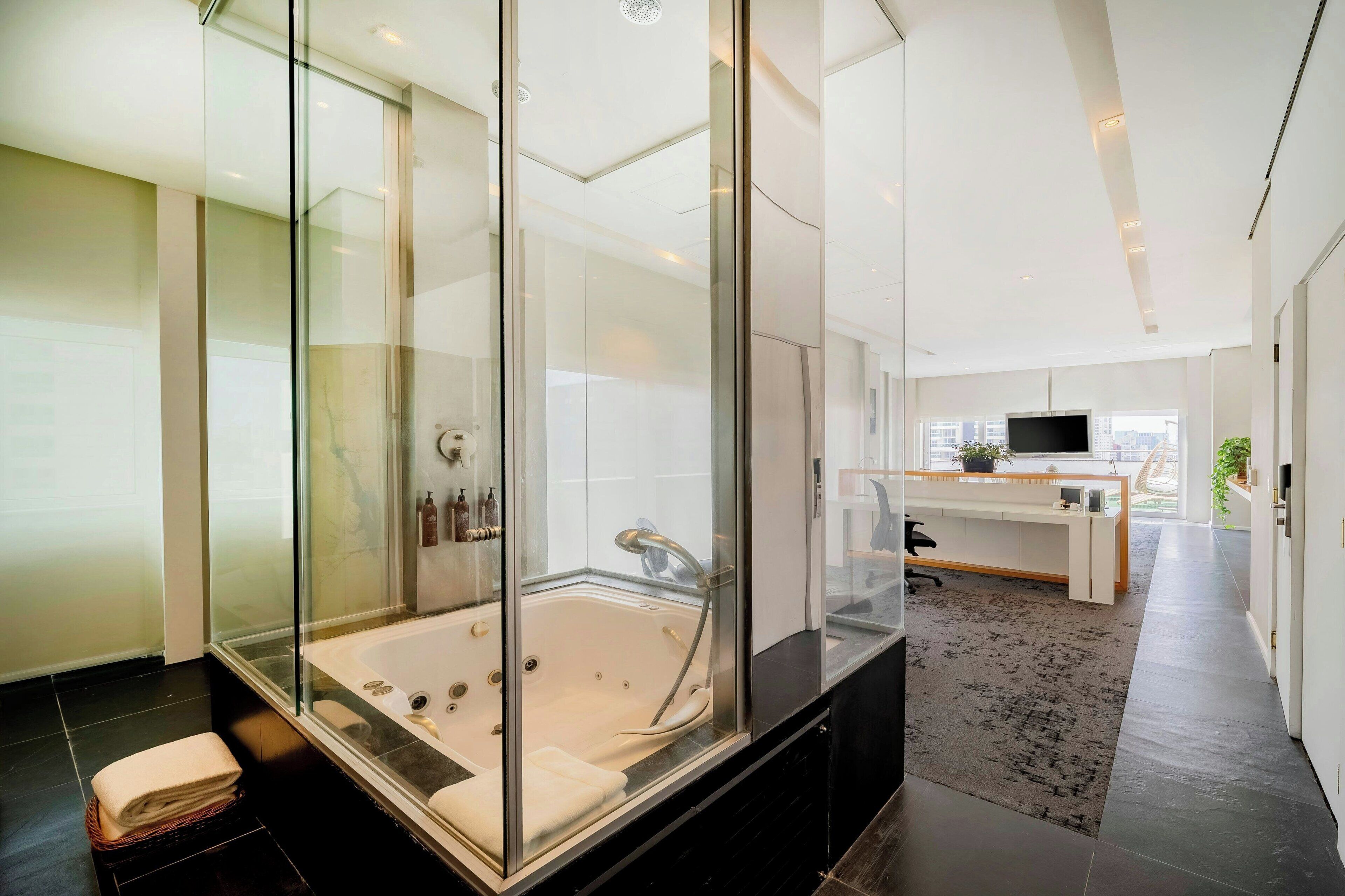 suite, 1 bedroom, non smoking | premium bedding, minibar, in-room safe, individually furnished