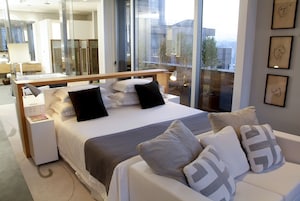 Roupas de cama premium, frigobar, cofres nos quartos