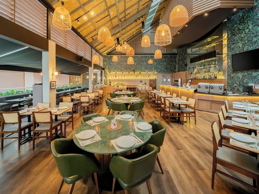 Café da manhã, almoço e jantar; culinária internacional