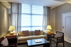 Suíte executiva, 1 quarto, para não fumantes | Roupas de cama premium, frigobar, cofres nos quartos