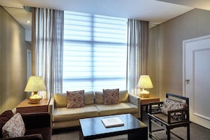 Suíte executiva, 1 quarto, para não fumantes | Roupas de cama premium, frigobar, cofres nos quartos